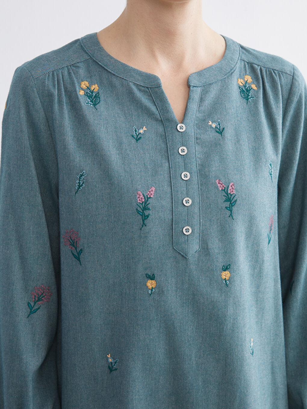 بلوزة بياقة منسدلة مطرزة بالزهور-2