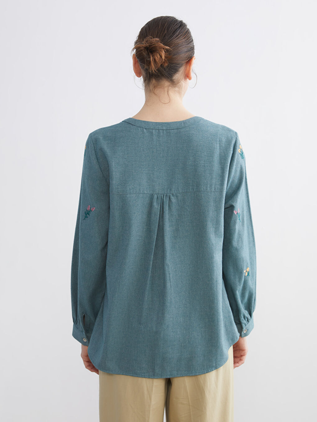 بلوزة بياقة منسدلة مطرزة بالزهور-3