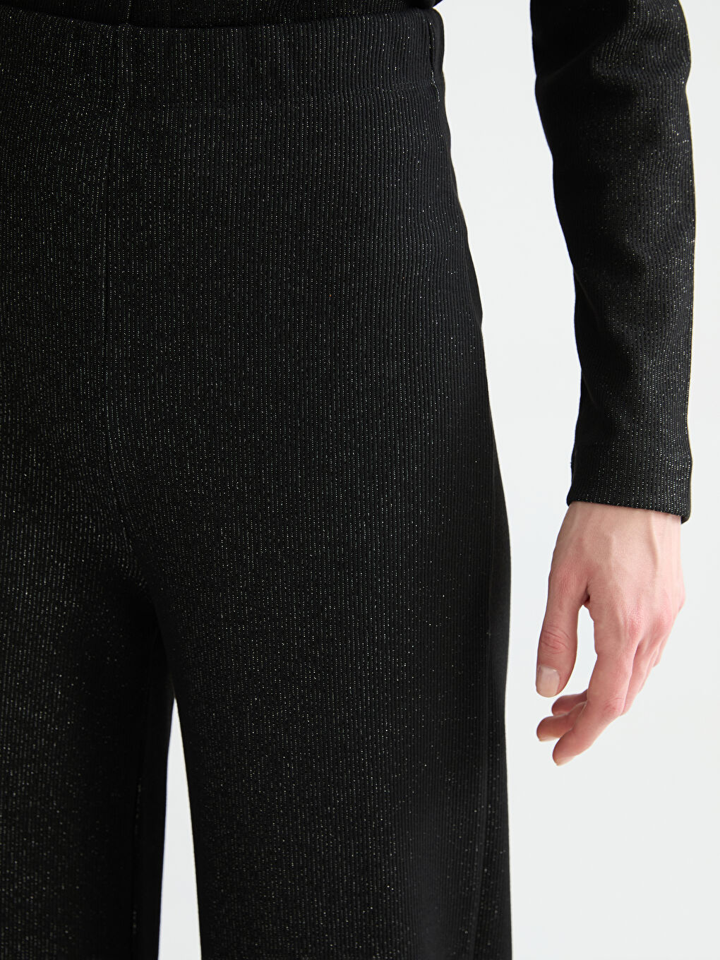 Siyah Beli Lastikli Parlak Görünümlü Kadın Pantolon-2