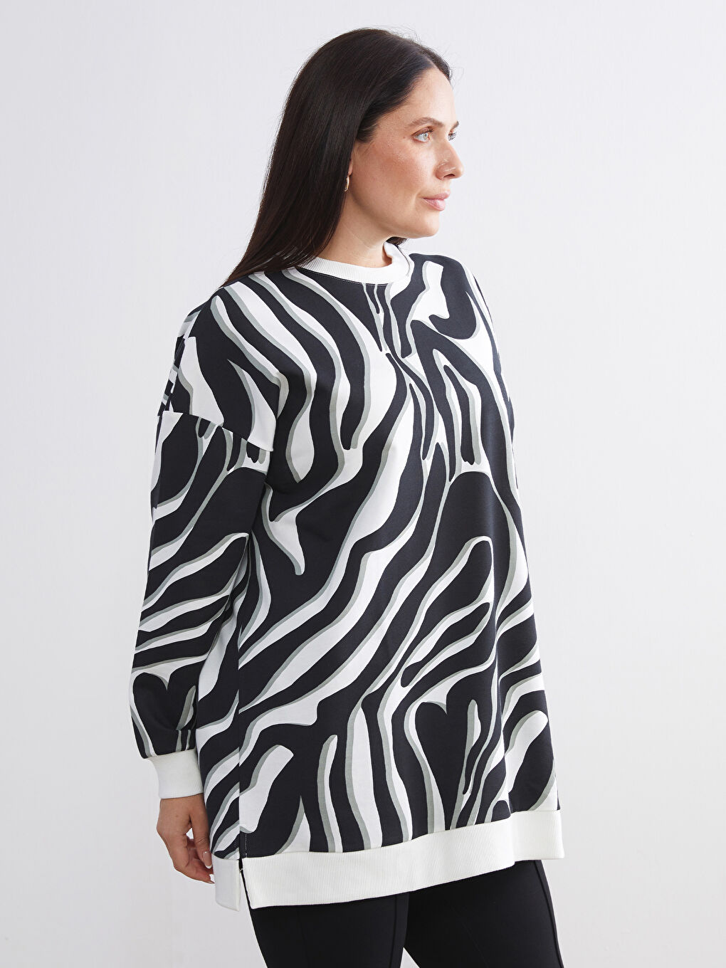 Siyah Bisiklet Yaka Desenli Kadın Sweatshirt Tunik-1