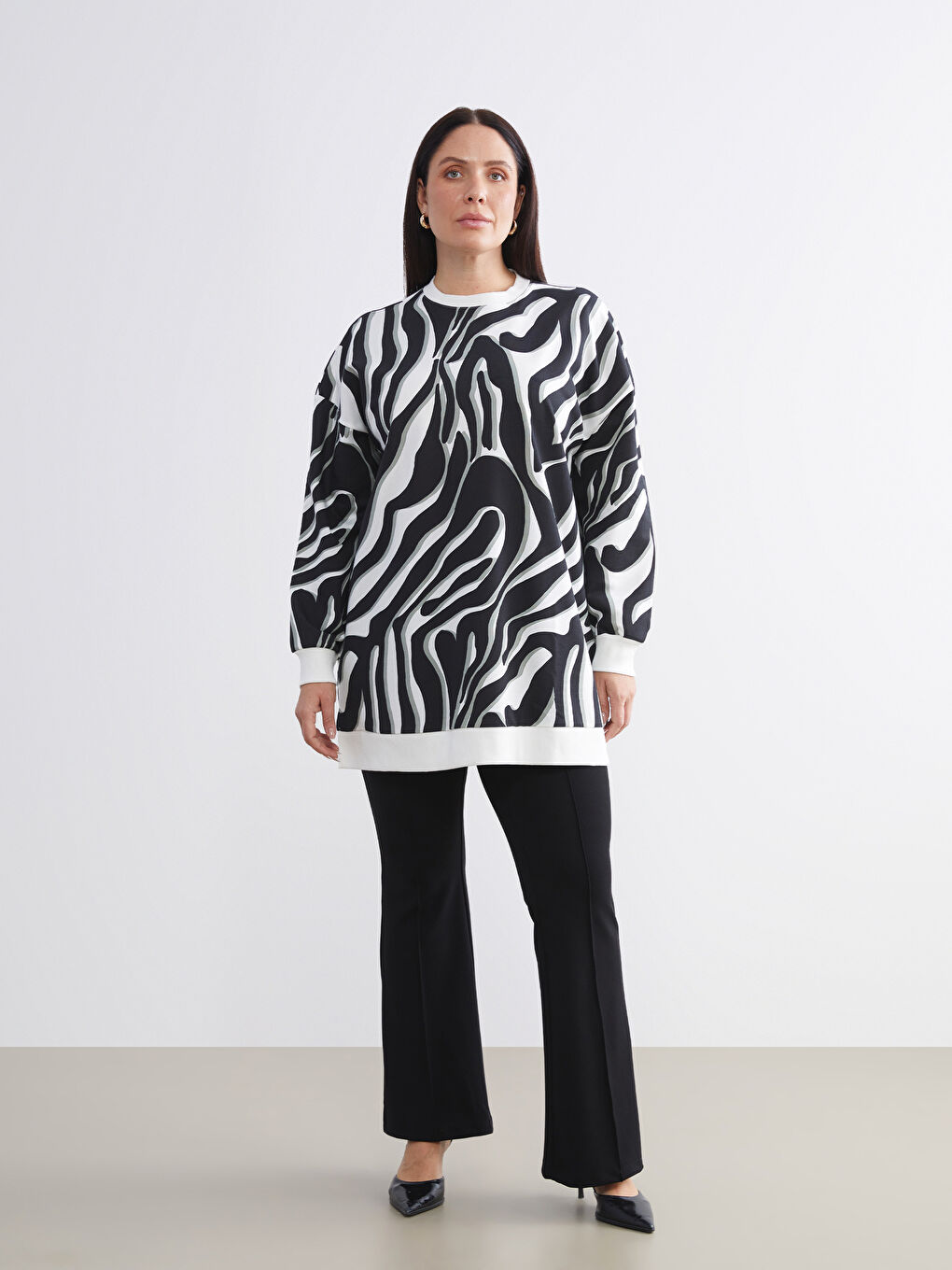 Siyah Bisiklet Yaka Desenli Kadın Sweatshirt Tunik-5