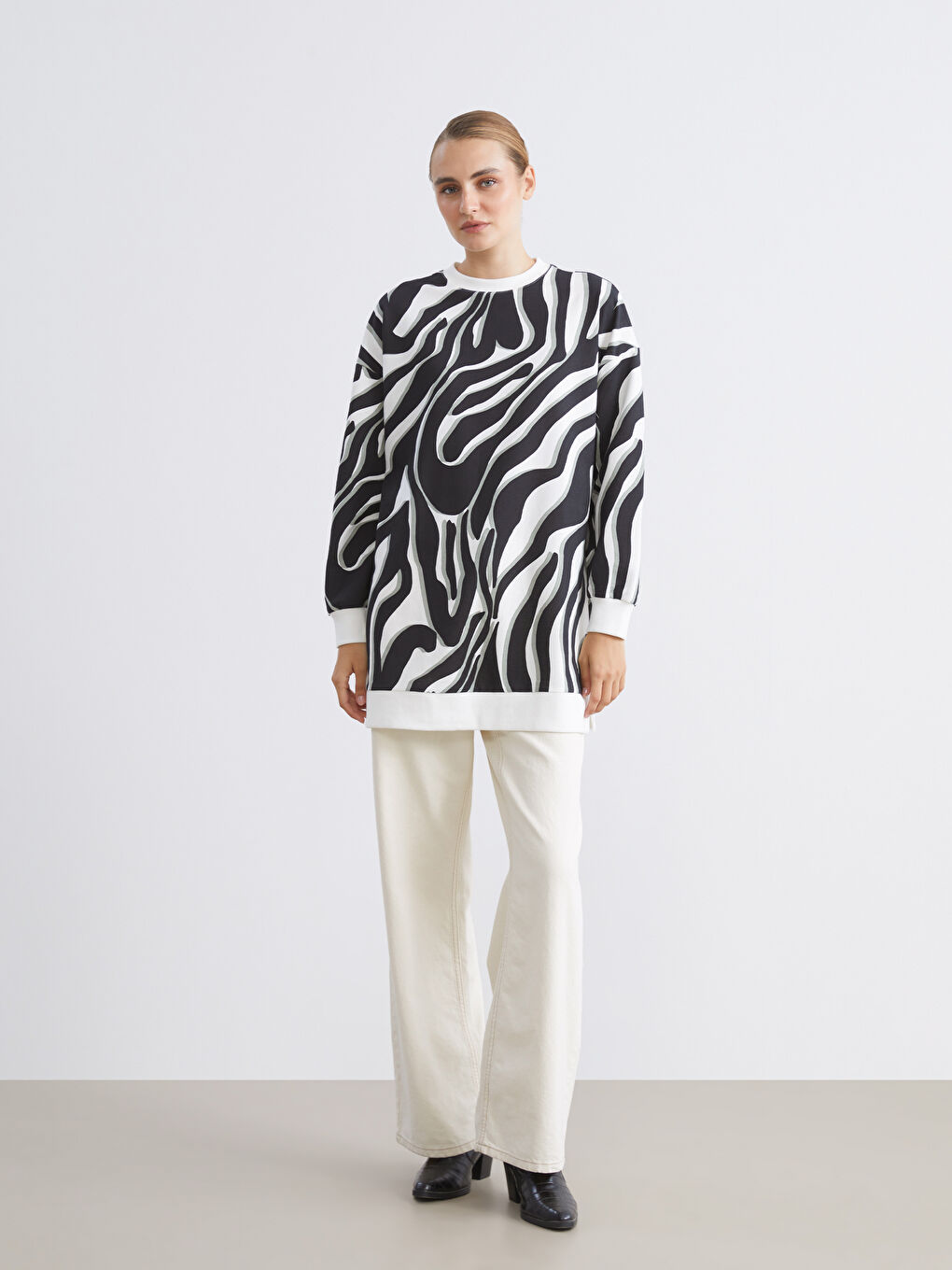 Siyah Bisiklet Yaka Desenli Kadın Sweatshirt Tunik-2