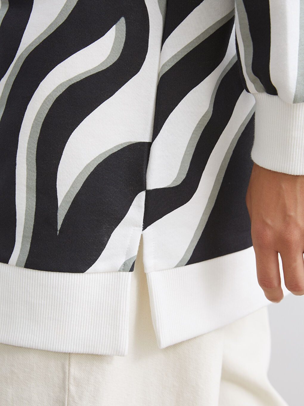 Siyah Bisiklet Yaka Desenli Kadın Sweatshirt Tunik-3