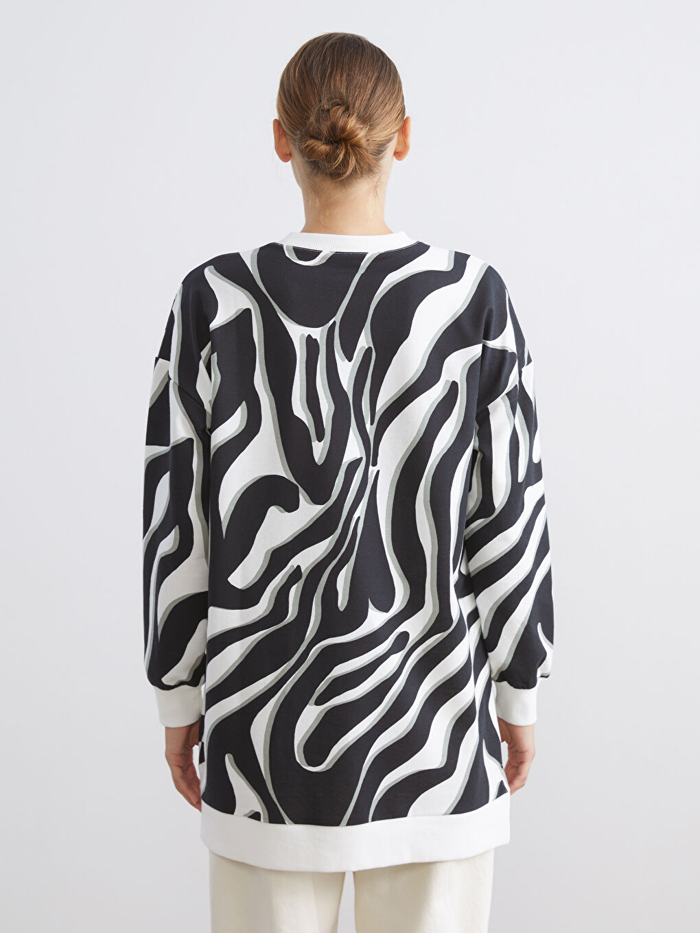 Siyah Bisiklet Yaka Desenli Kadın Sweatshirt Tunik-4