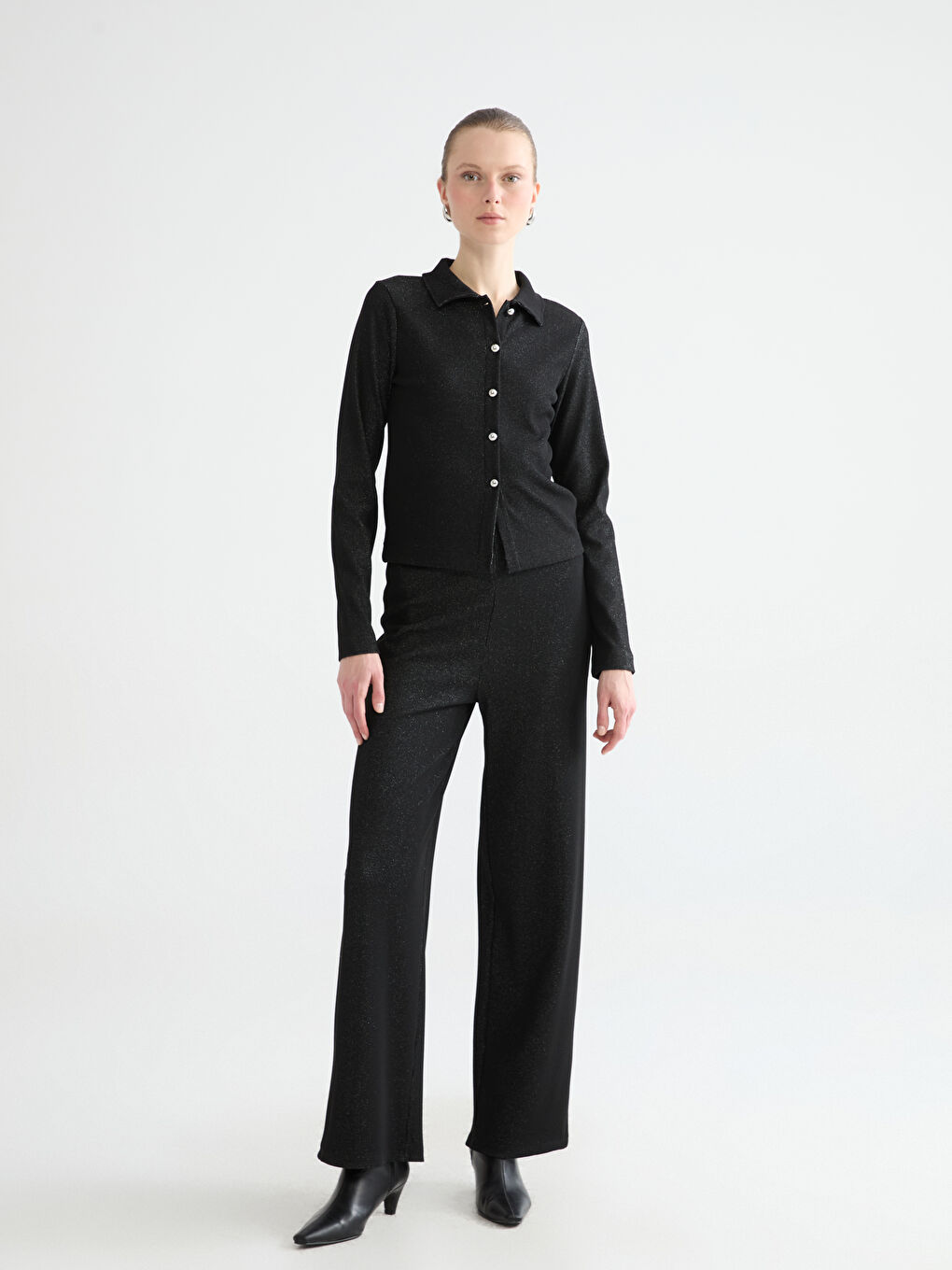 Siyah Polo Yaka Parlak Görünümlü Kadın Hırka-1