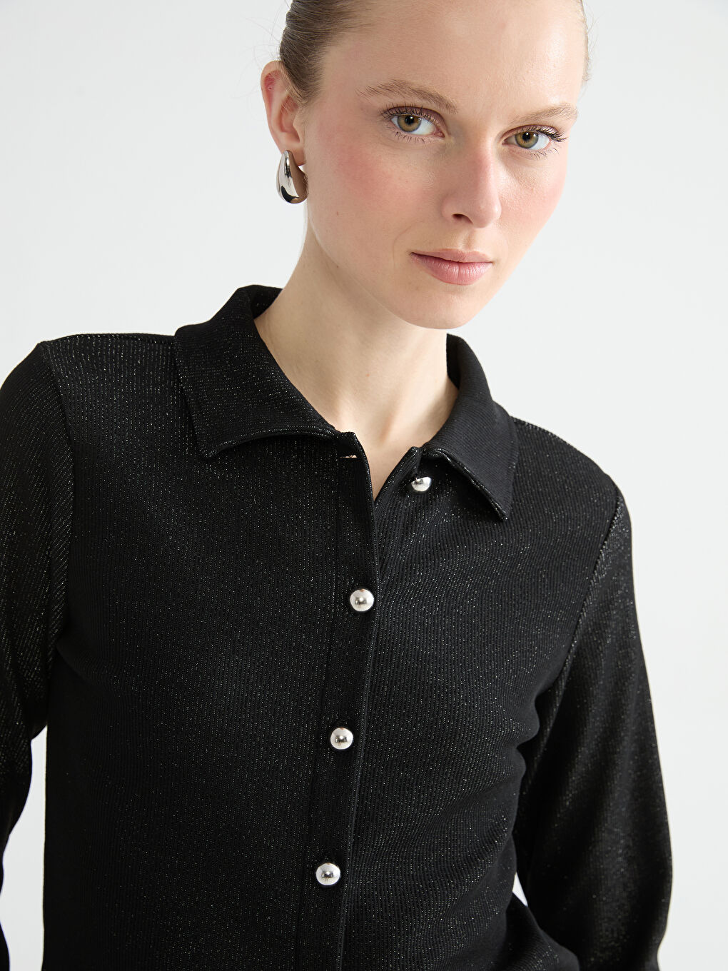 Siyah Polo Yaka Parlak Görünümlü Kadın Hırka-2