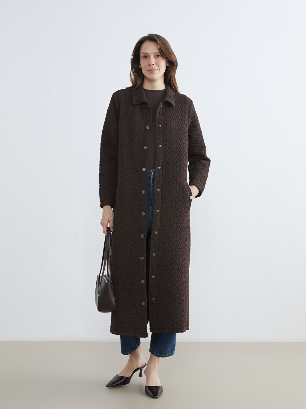 Kahverengi Gömlek Yaka Kendinden Desenli Kadın Ferace-1