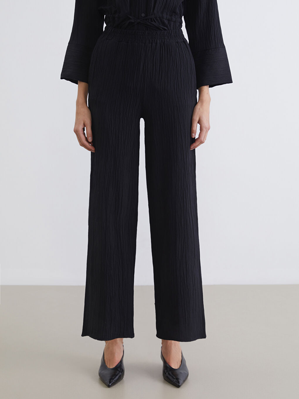 Siyah Beli Lastikli Dokulu Geniş Paça Kadın Pantolon-2