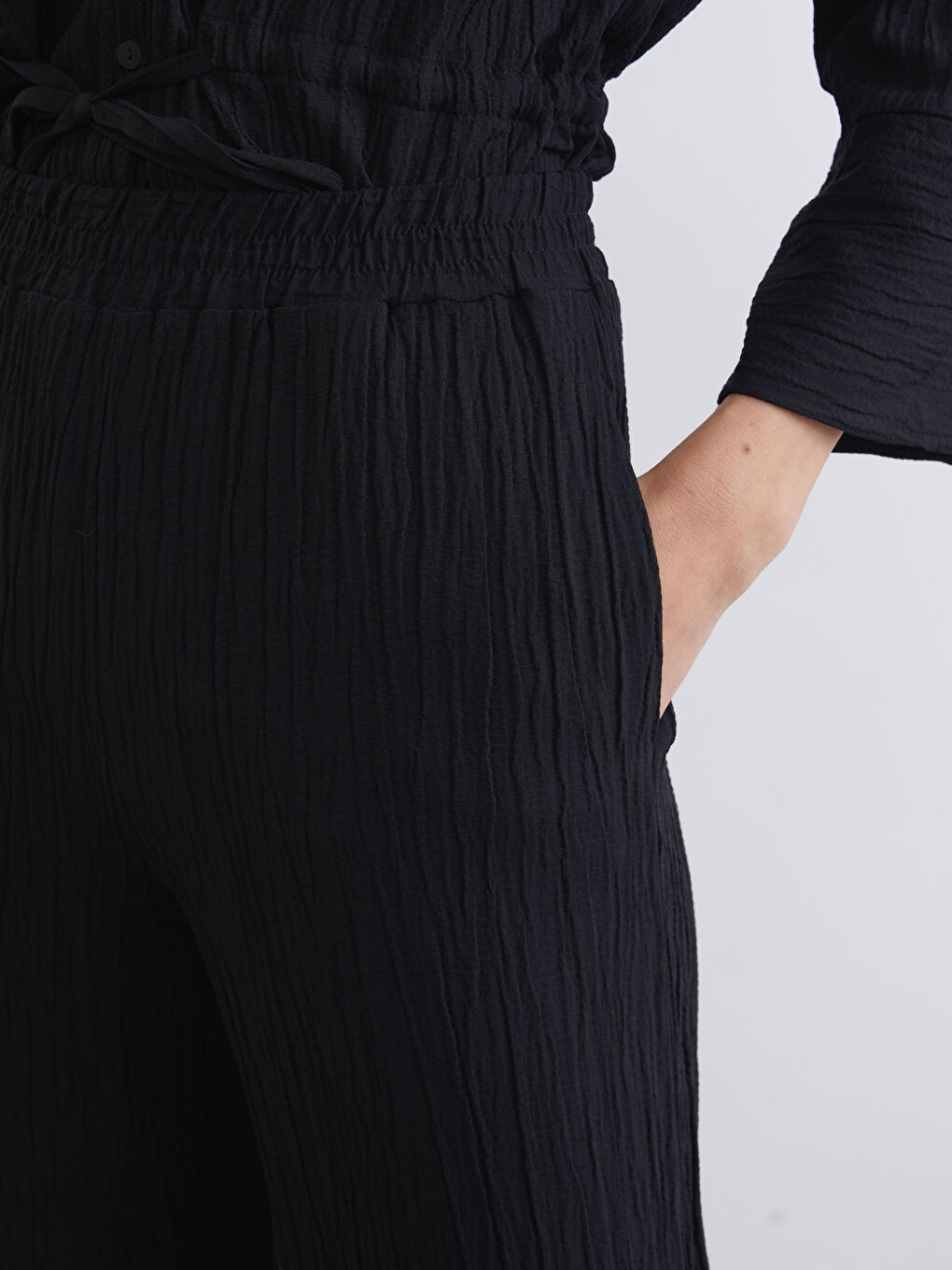 Siyah Beli Lastikli Dokulu Geniş Paça Kadın Pantolon-3