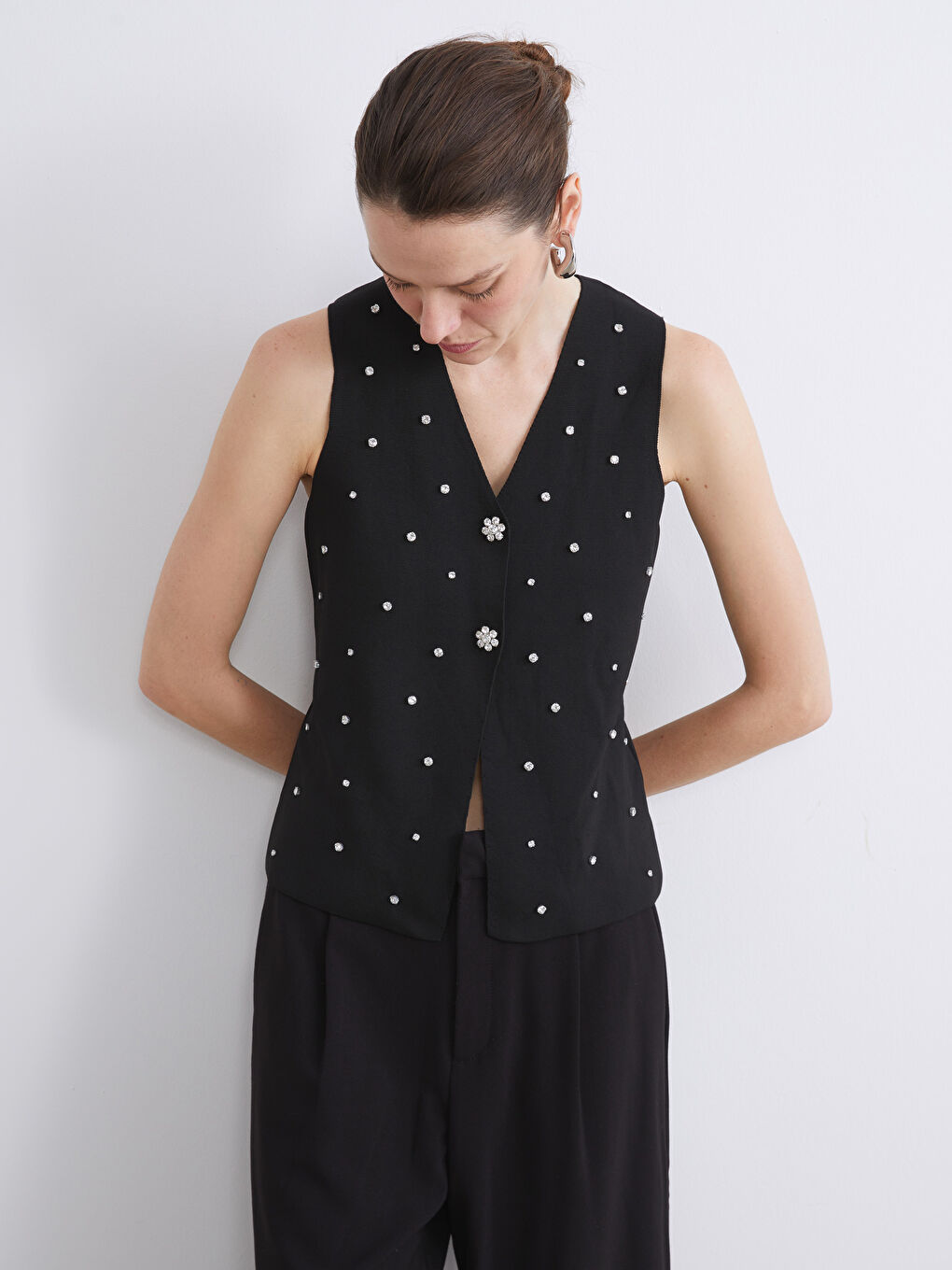 Siyah V Yaka Taşlı Kadın Triko Yelek