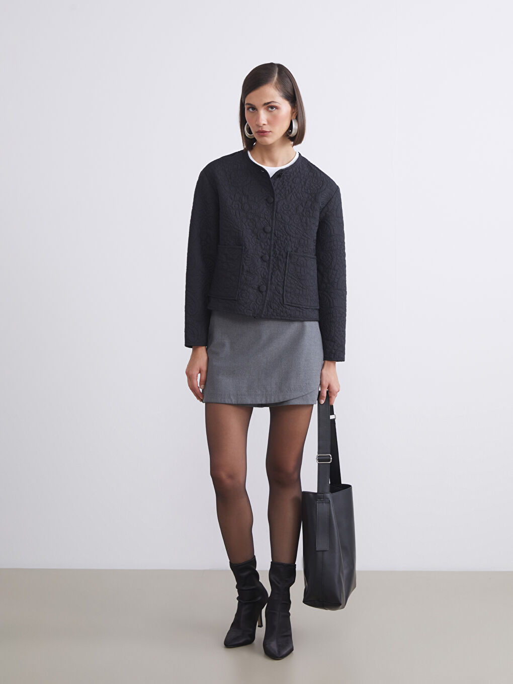 Siyah Bisiklet Yaka Kendinden Desenli Kadın Ceket-1