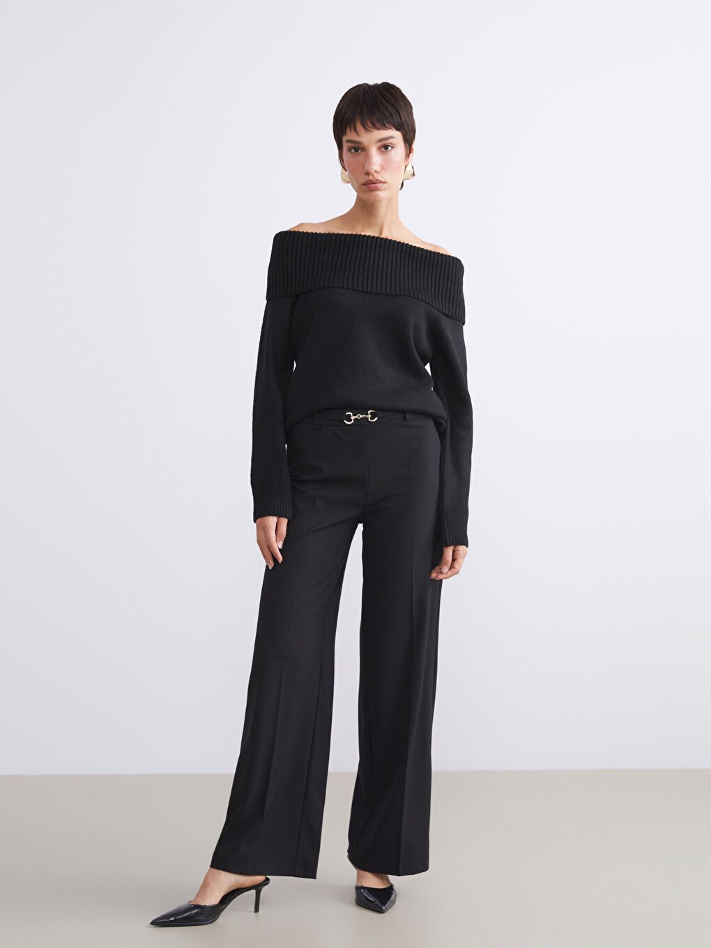 Siyah Beli Kemerli Geniş Paça Kadın Pantolon