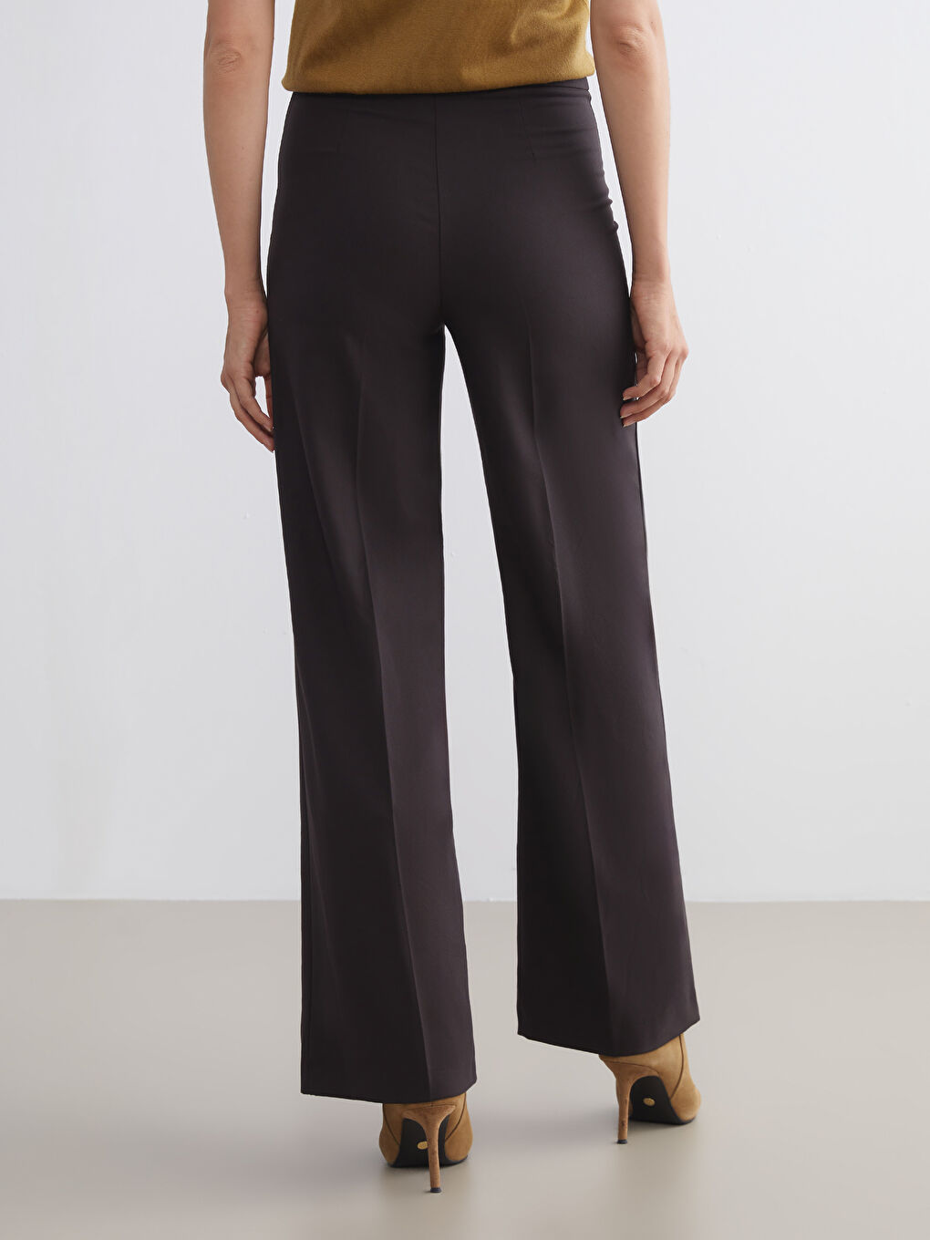 Kahverengi Beli Kemerli Geniş Paça Kadın Pantolon-3