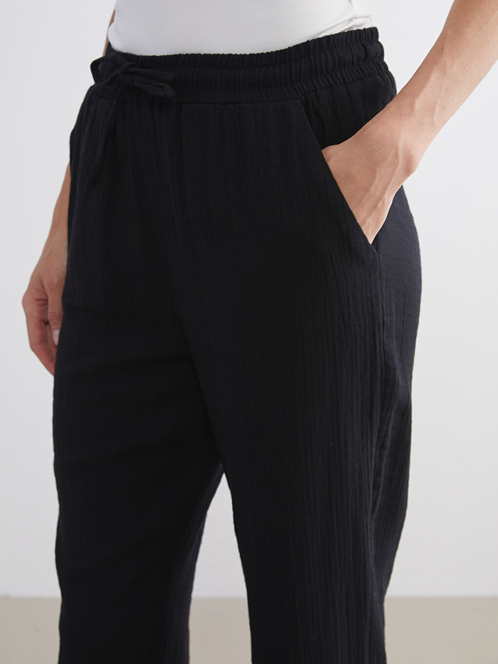 Siyah Beli Lastikli Dokulu Kadın Pantolon-3