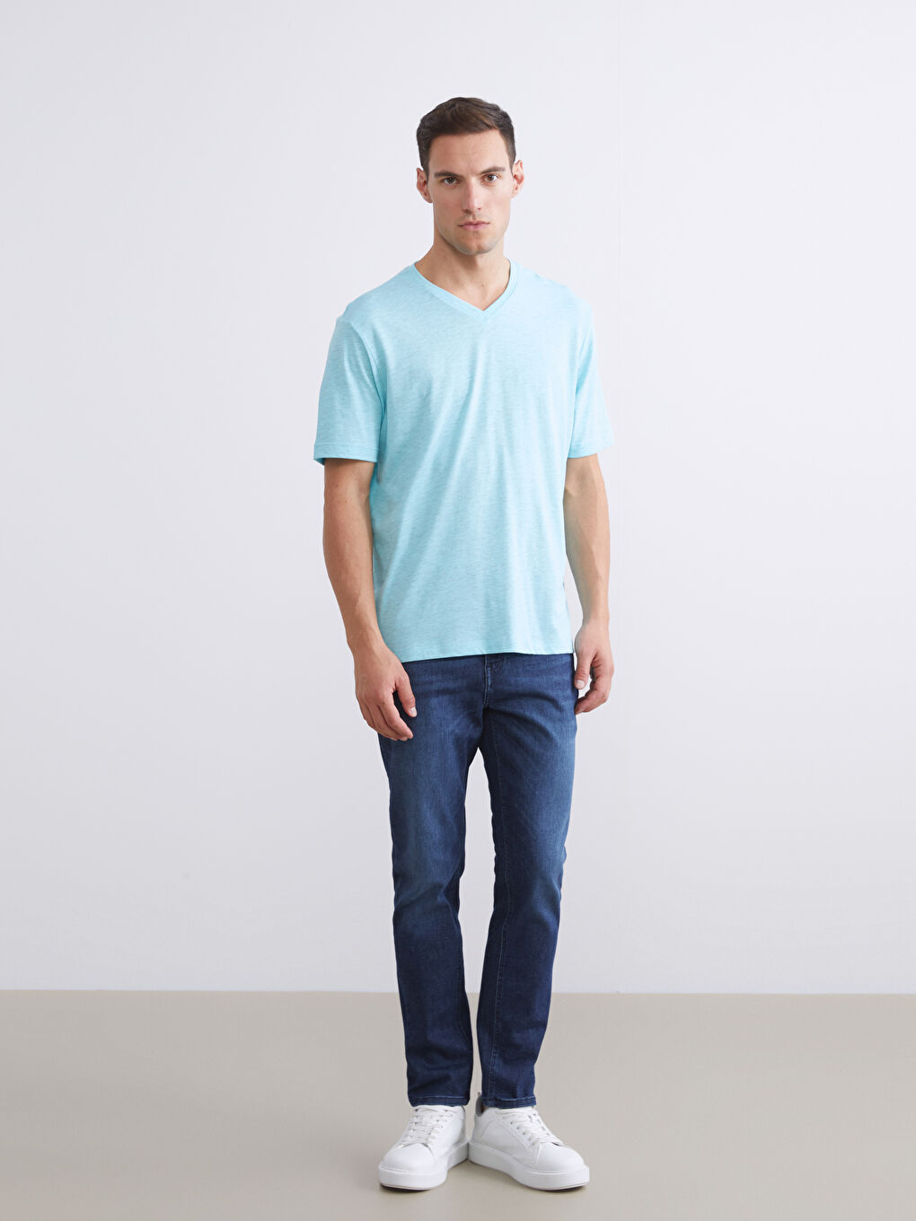 T-shirt en Jersey à Encolure en V pour Hommes-1