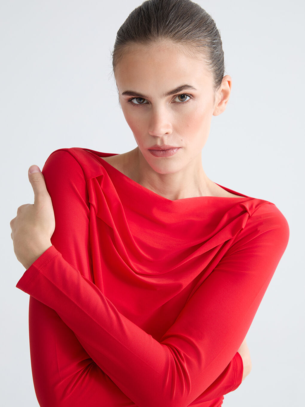 Қиғаш мойын жиырылған блузка-4