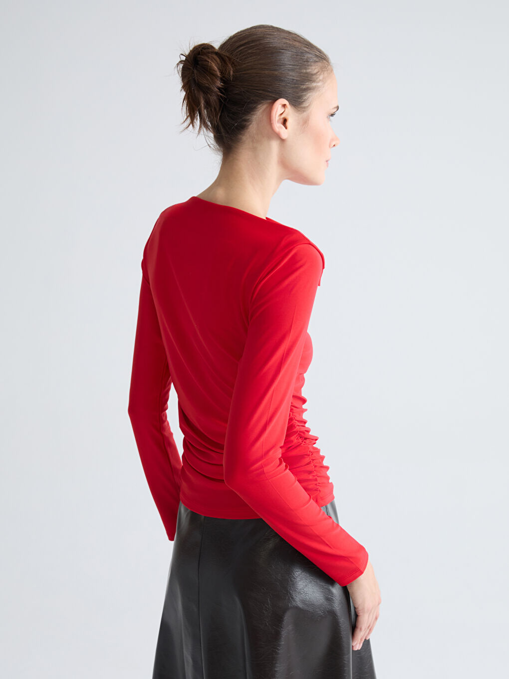 Қиғаш мойын жиырылған блузка-6