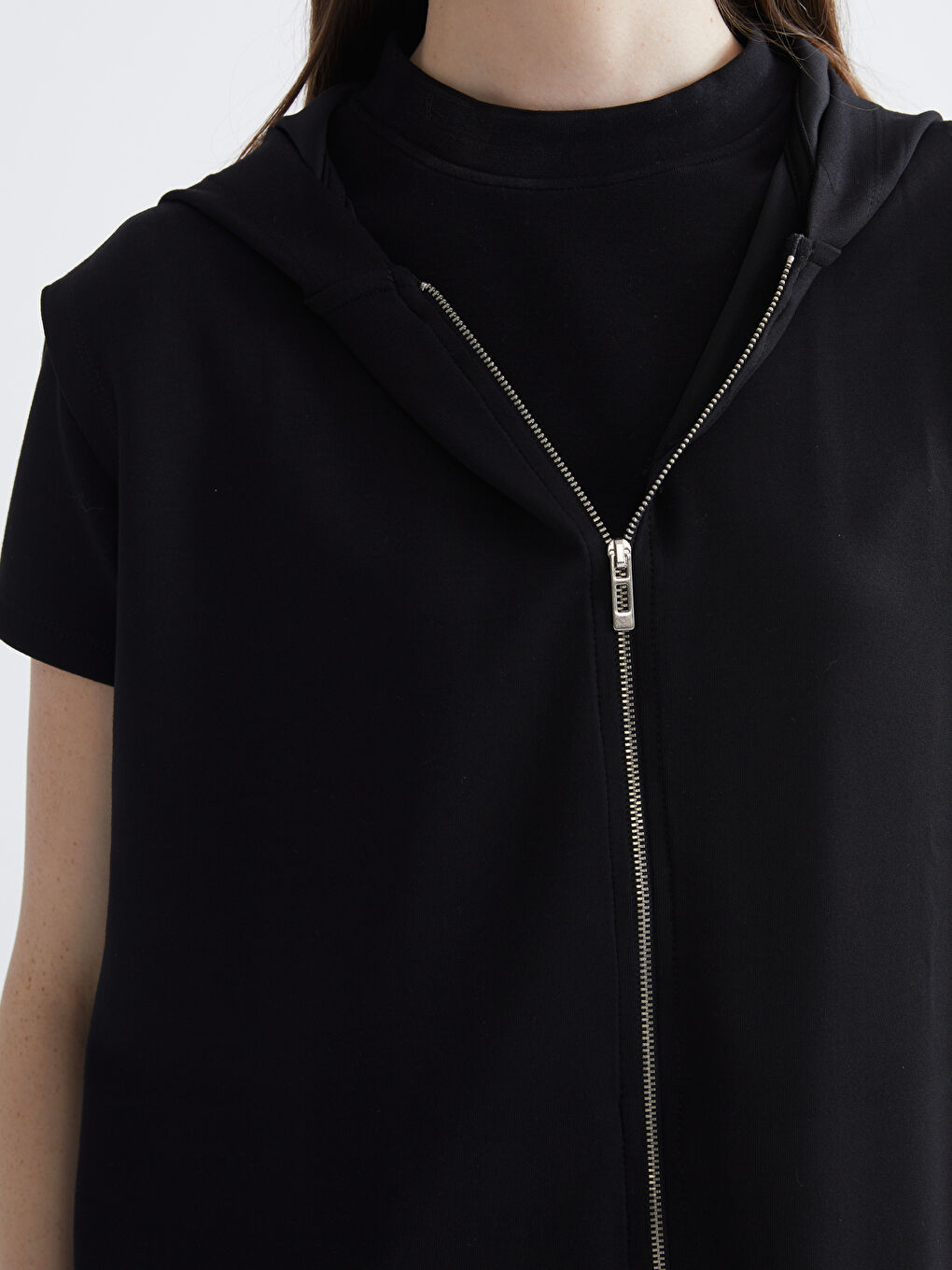 Siyah Kapüşonlu Kadın Yelek-2