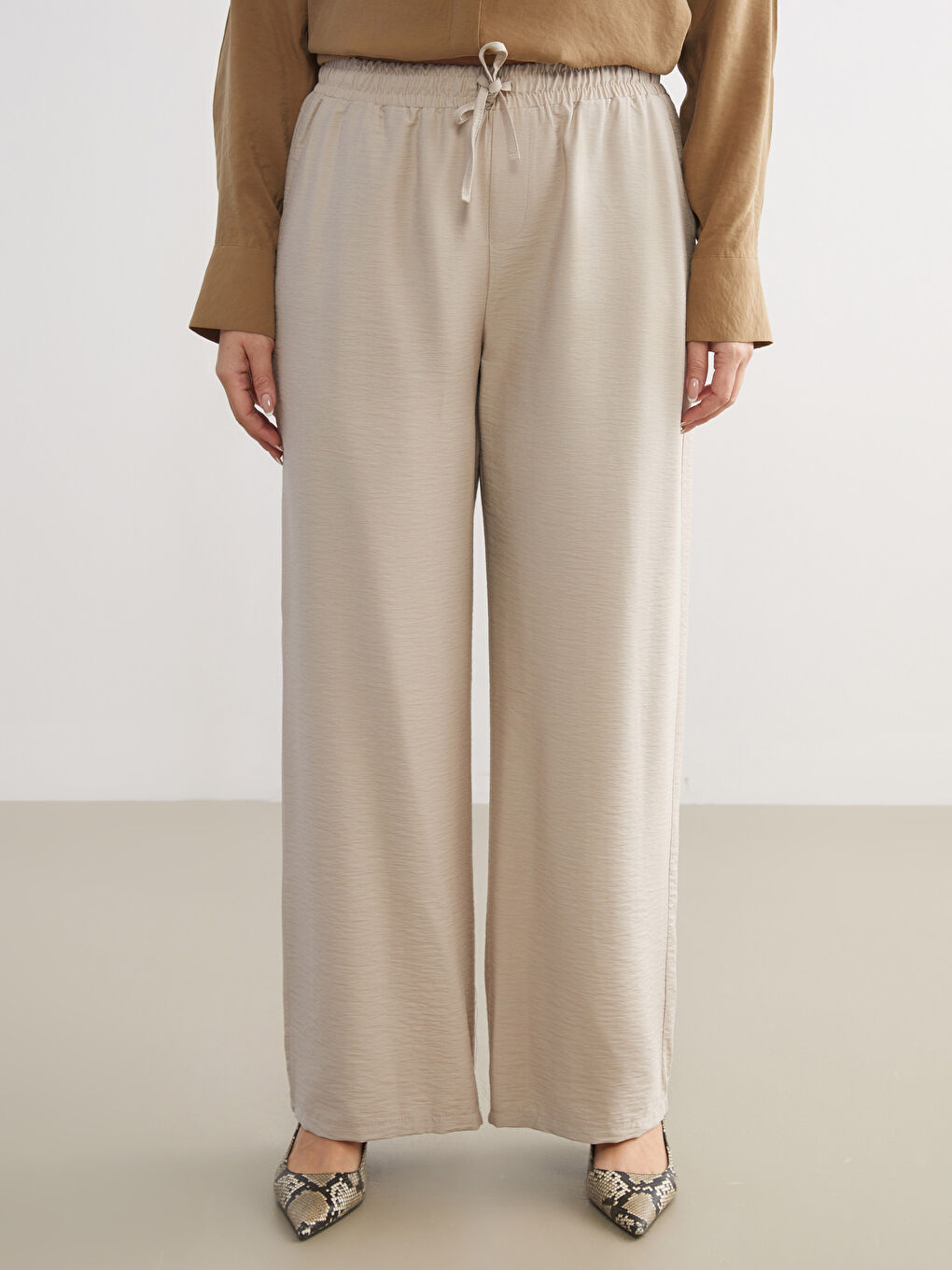 Bej Beli Lastikli Geniş Paça Kadın Pantolon-2