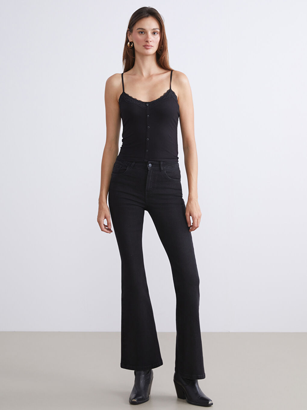 Top majica sa V izrezom i čipkastim detaljima - Žene-1