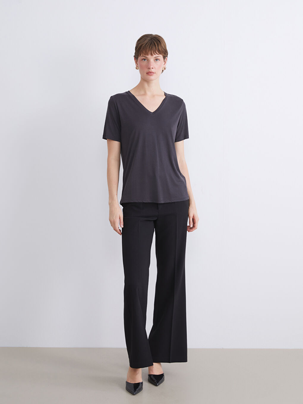Siyah V Yaka Modal Karışımlı Kadın Tişört-3