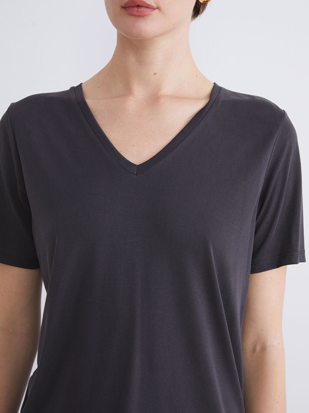 Siyah V Yaka Modal Karışımlı Kadın Tişört-4