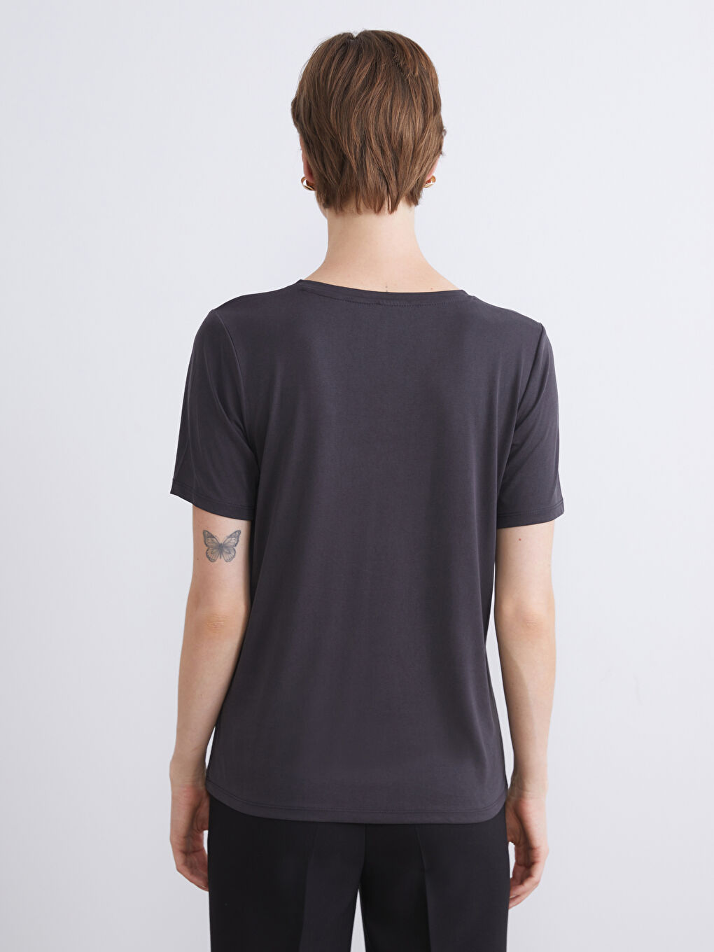 Siyah V Yaka Modal Karışımlı Kadın Tişört-5