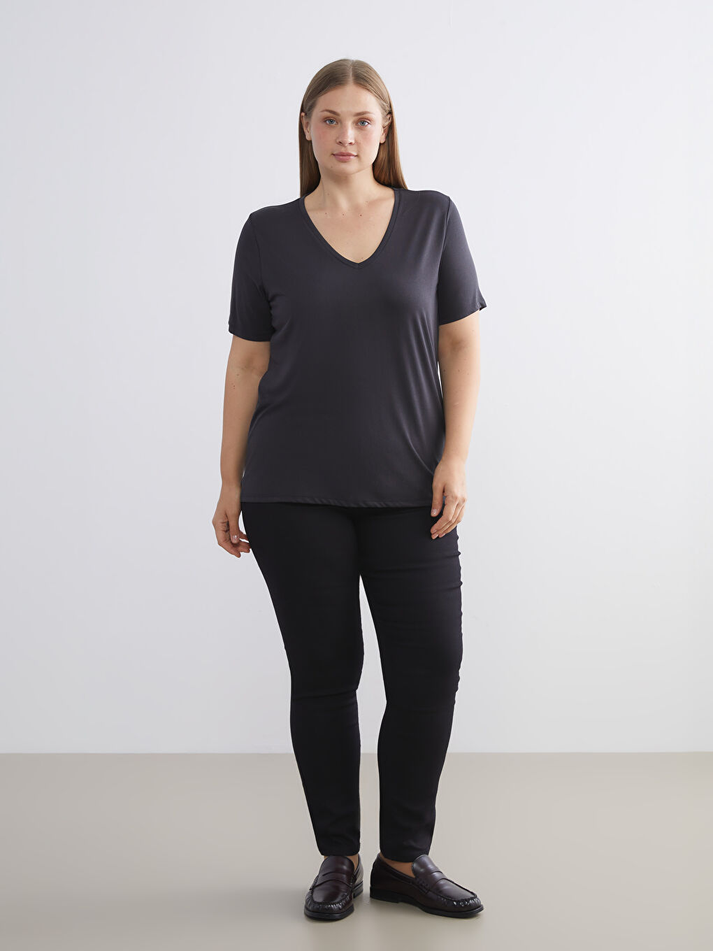 Siyah V Yaka Modal Karışımlı Kadın Tişört-2