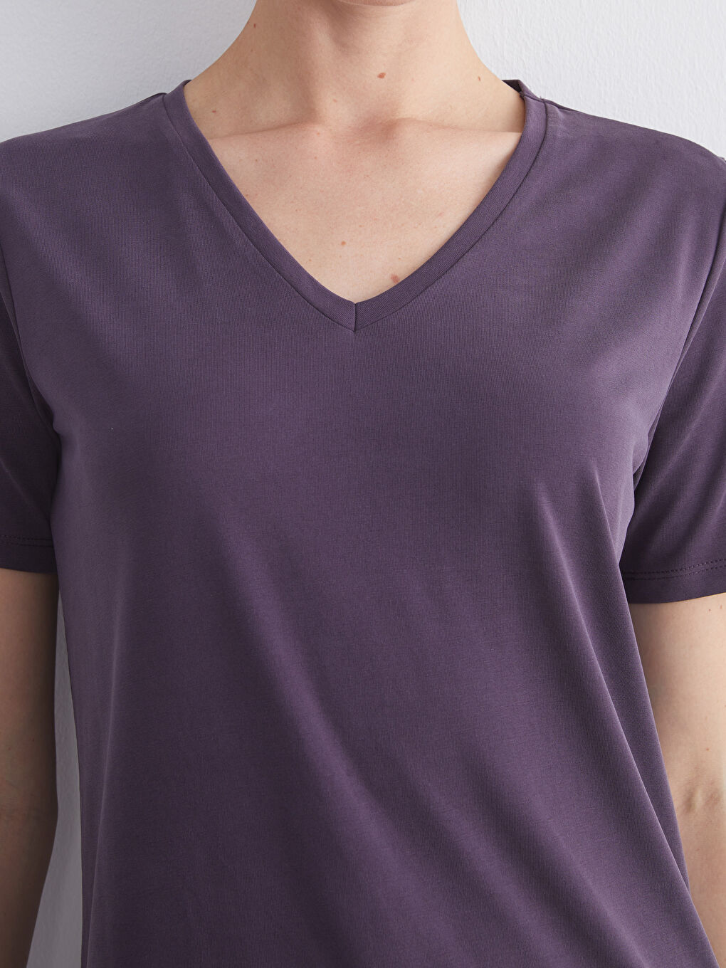 Mürdüm V Yaka Modal Karışımlı Kadın Tişört-4