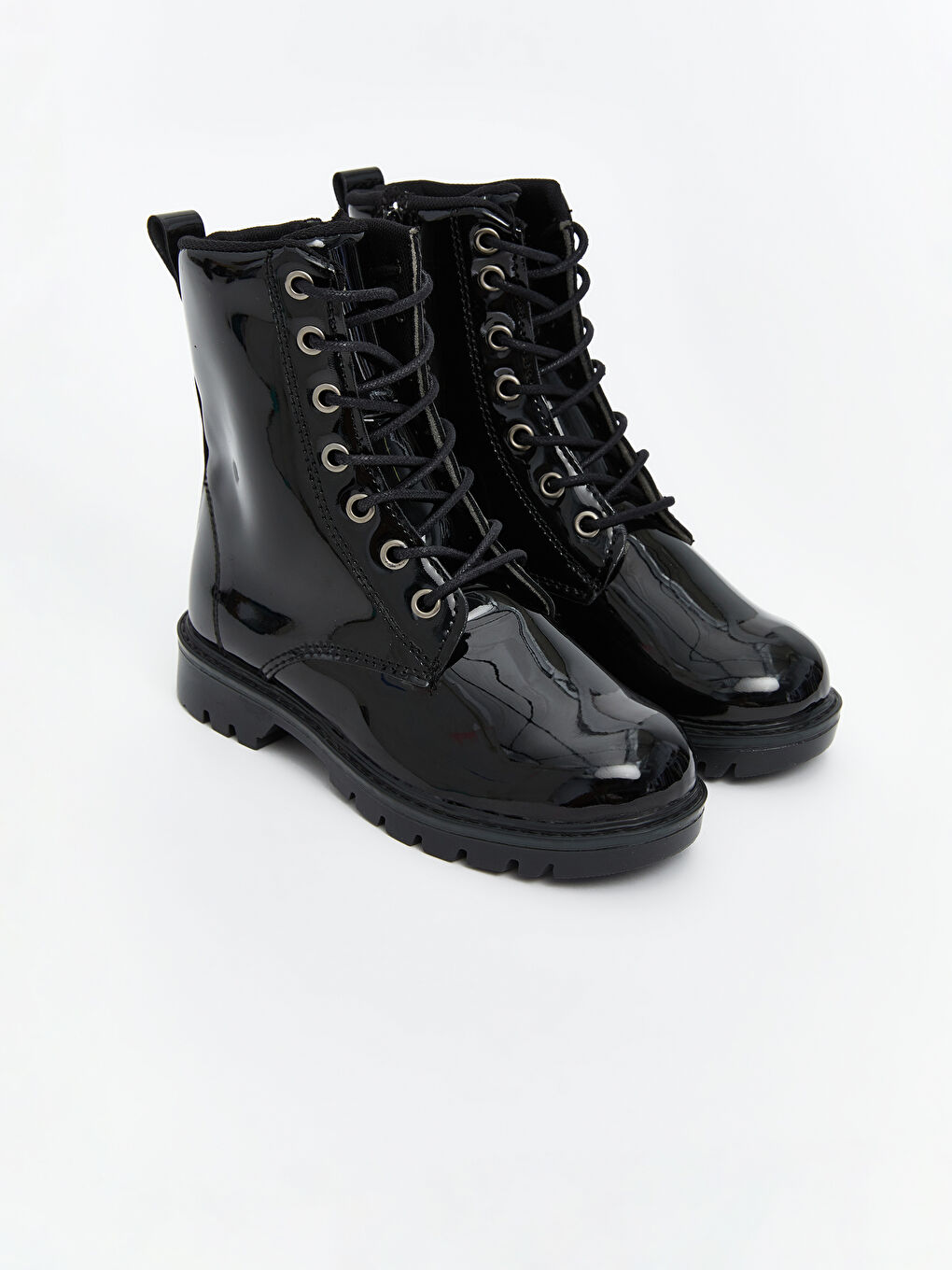 بوتات للبنات بأربطة وسوستة