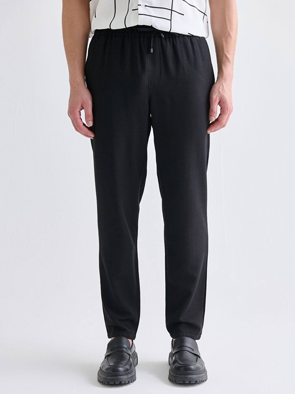 Siyah Standart Kalıp Keten Görünümlü Erkek Pantolon-1