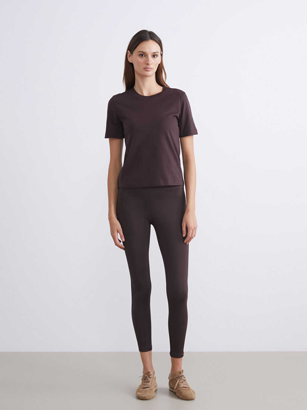 Kahverengi Bisiklet Yaka Kadın Tişört-1