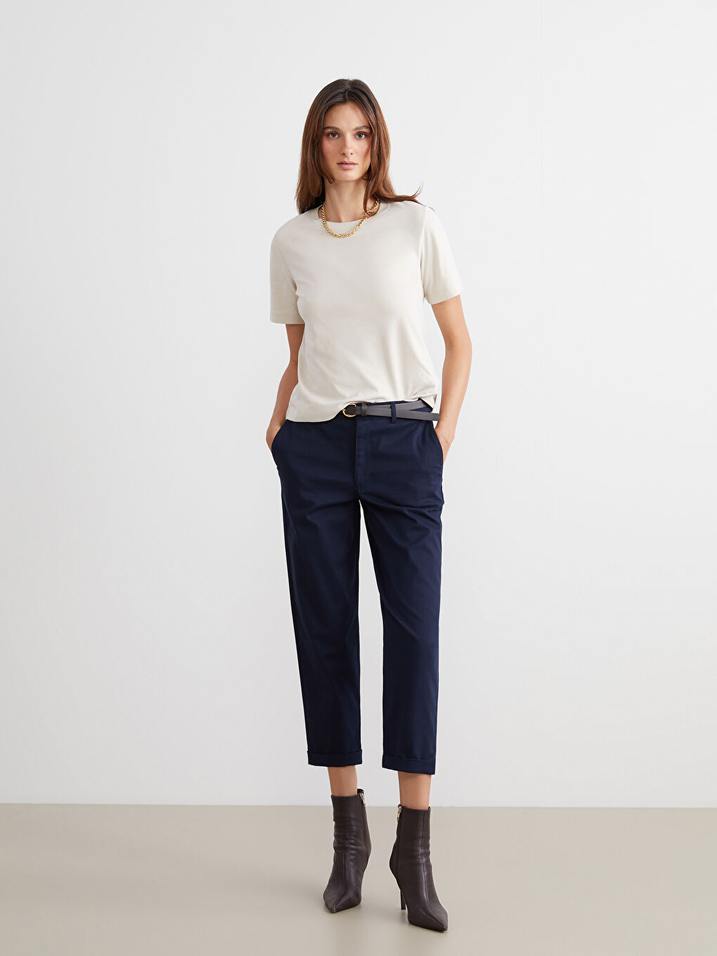 Bej Bisiklet Yaka Kadın Tişört-1