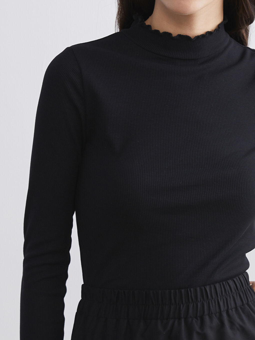 Siyah Fırfırlı Dik Yaka Kadın Body-3