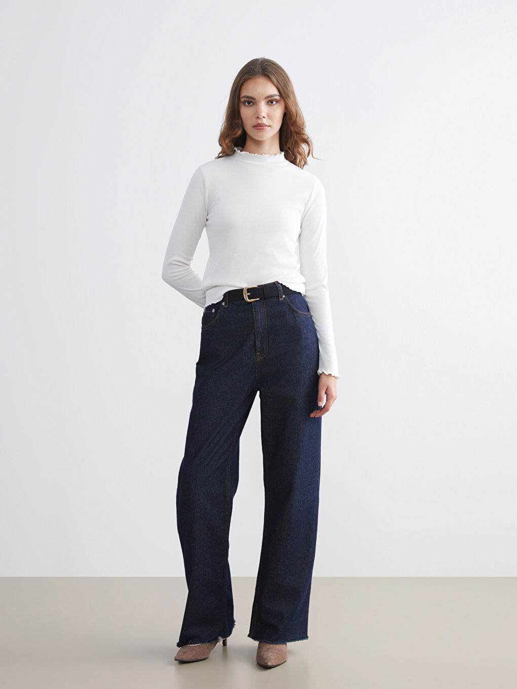 Ekru Fırfırlı Dik Yaka Kadın Body-1