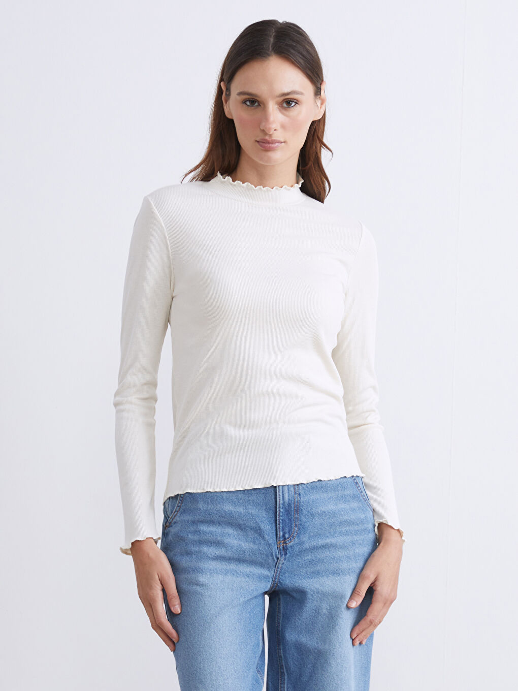 Ekru Fırfırlı Dik Yaka Kadın Body