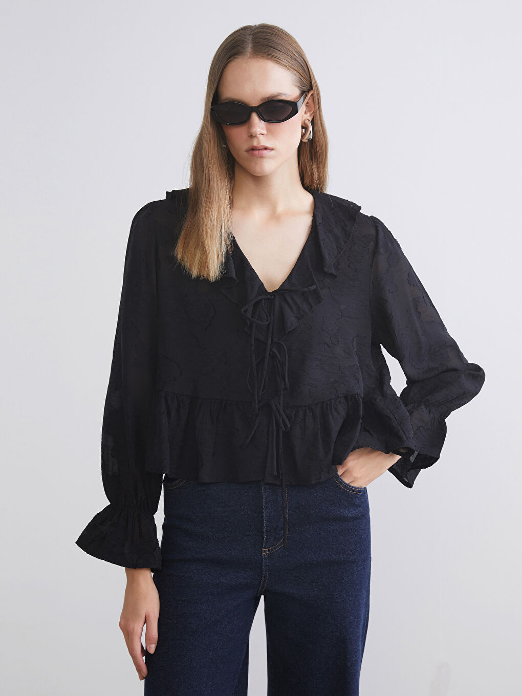 Siyah V Yaka Desenli Fırfırlı Bluz