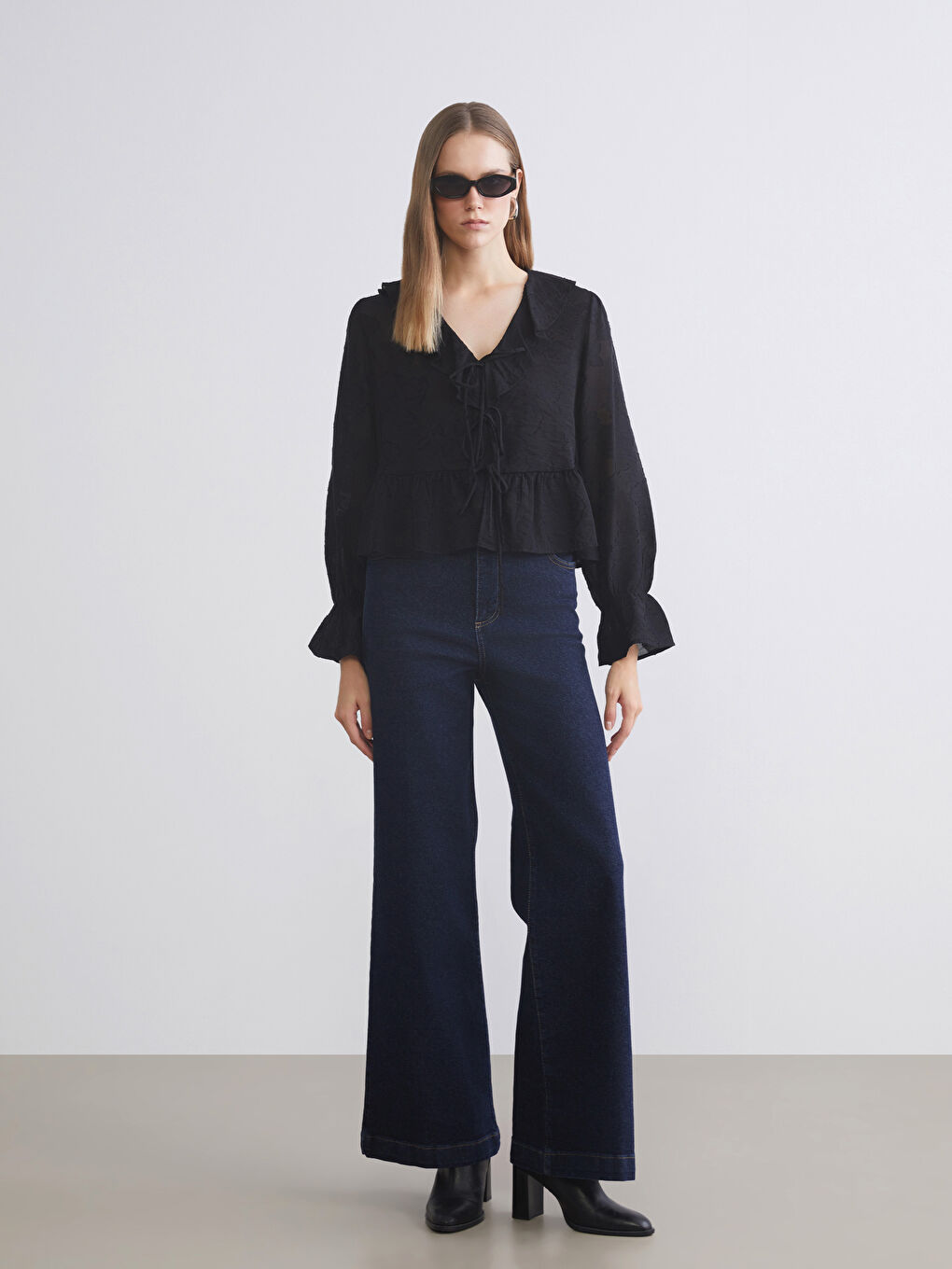 Siyah V Yaka Desenli Fırfırlı Bluz-1