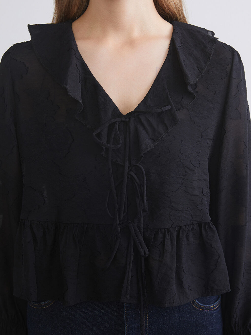 Siyah V Yaka Desenli Fırfırlı Bluz-2