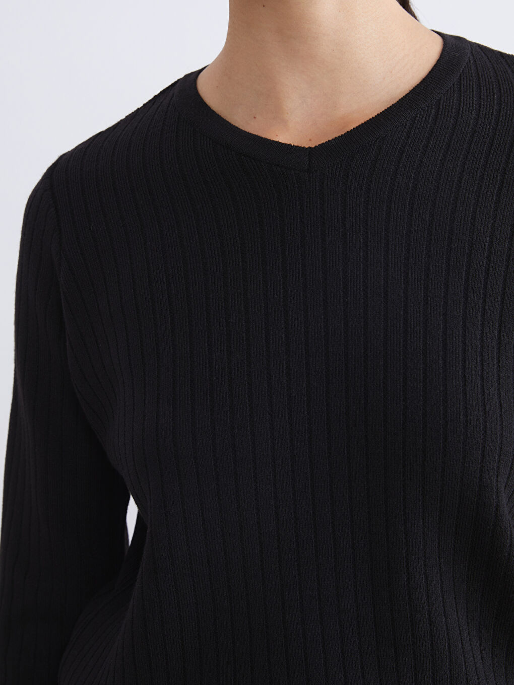 Siyah V Yaka Kadın Triko Kazak-3