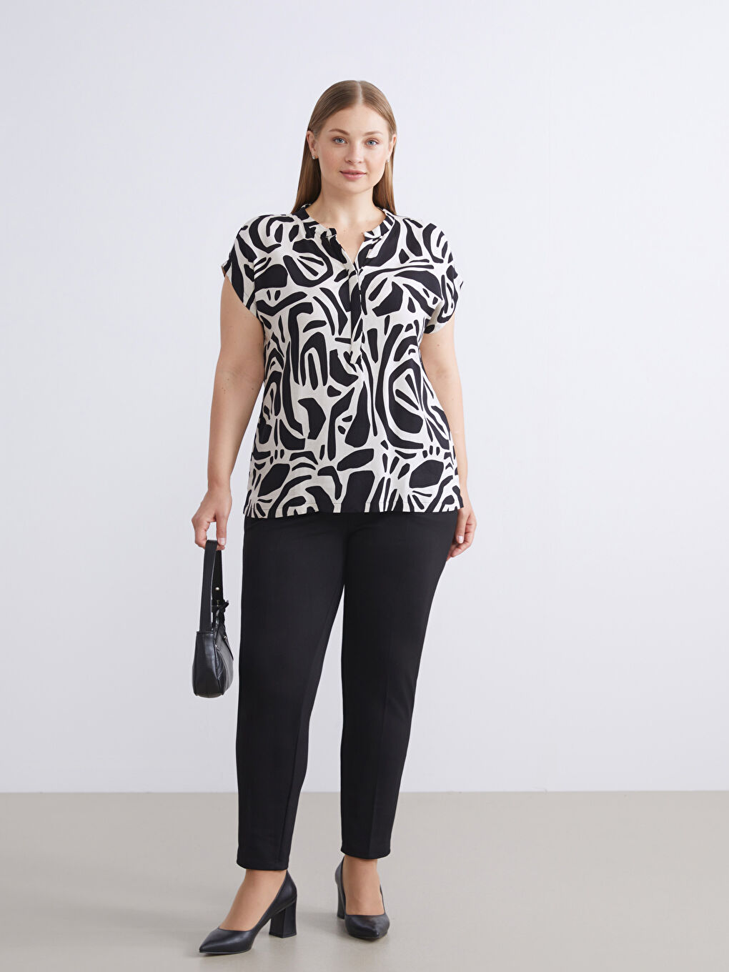 Siyah Kaçık Yaka Desenli Keten Karışımlı Bluz-5