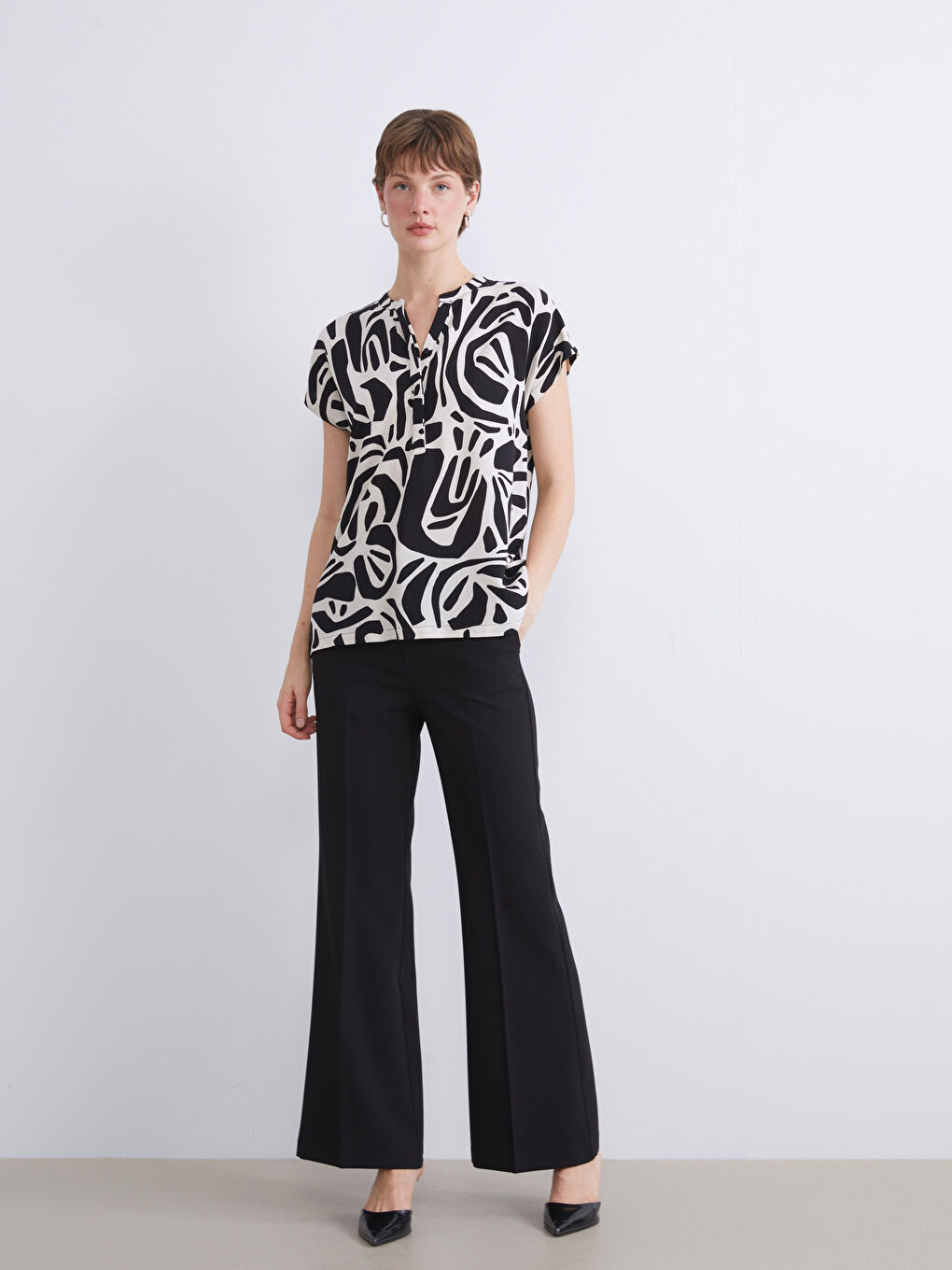 Siyah Kaçık Yaka Desenli Keten Karışımlı Bluz-2