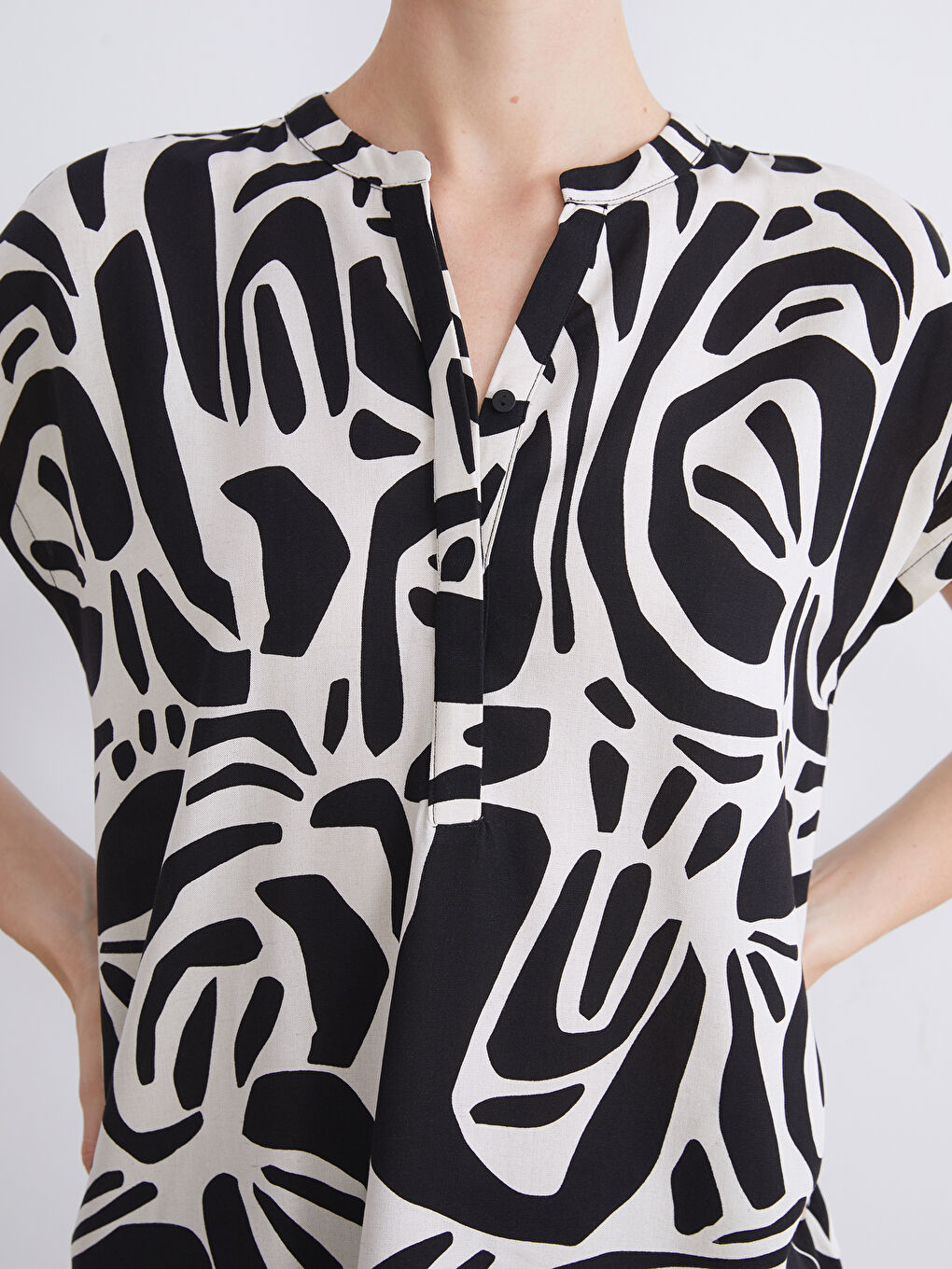 Siyah Kaçık Yaka Desenli Keten Karışımlı Bluz-3