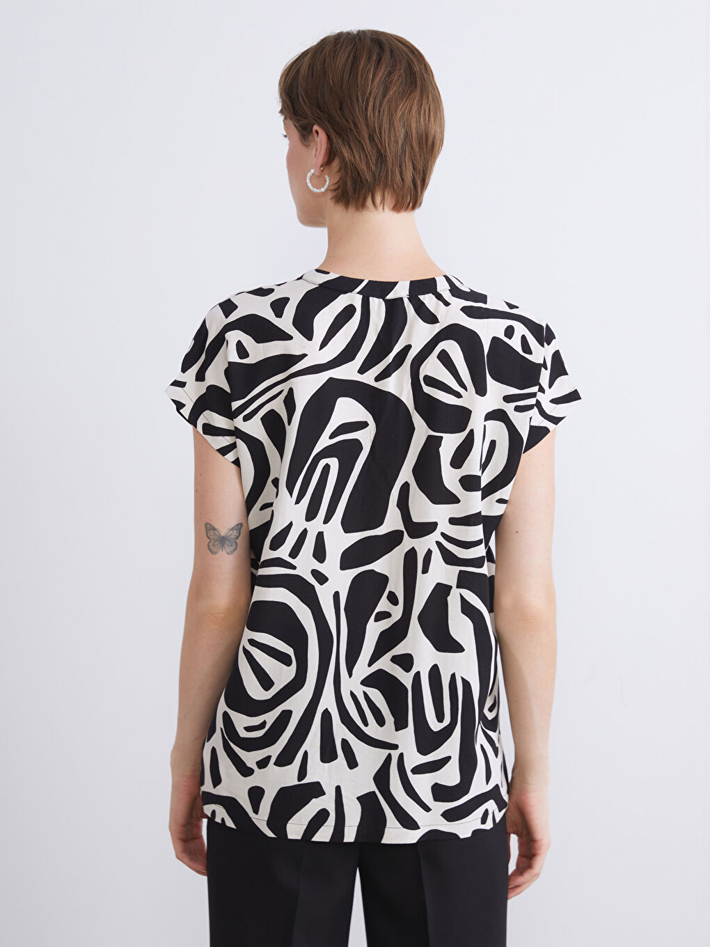 Siyah Kaçık Yaka Desenli Keten Karışımlı Bluz-4