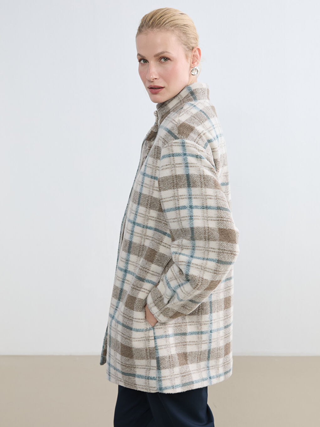 Ženski vuneni kaput sa visokim okovratnikom i kariranim uzorkom-1