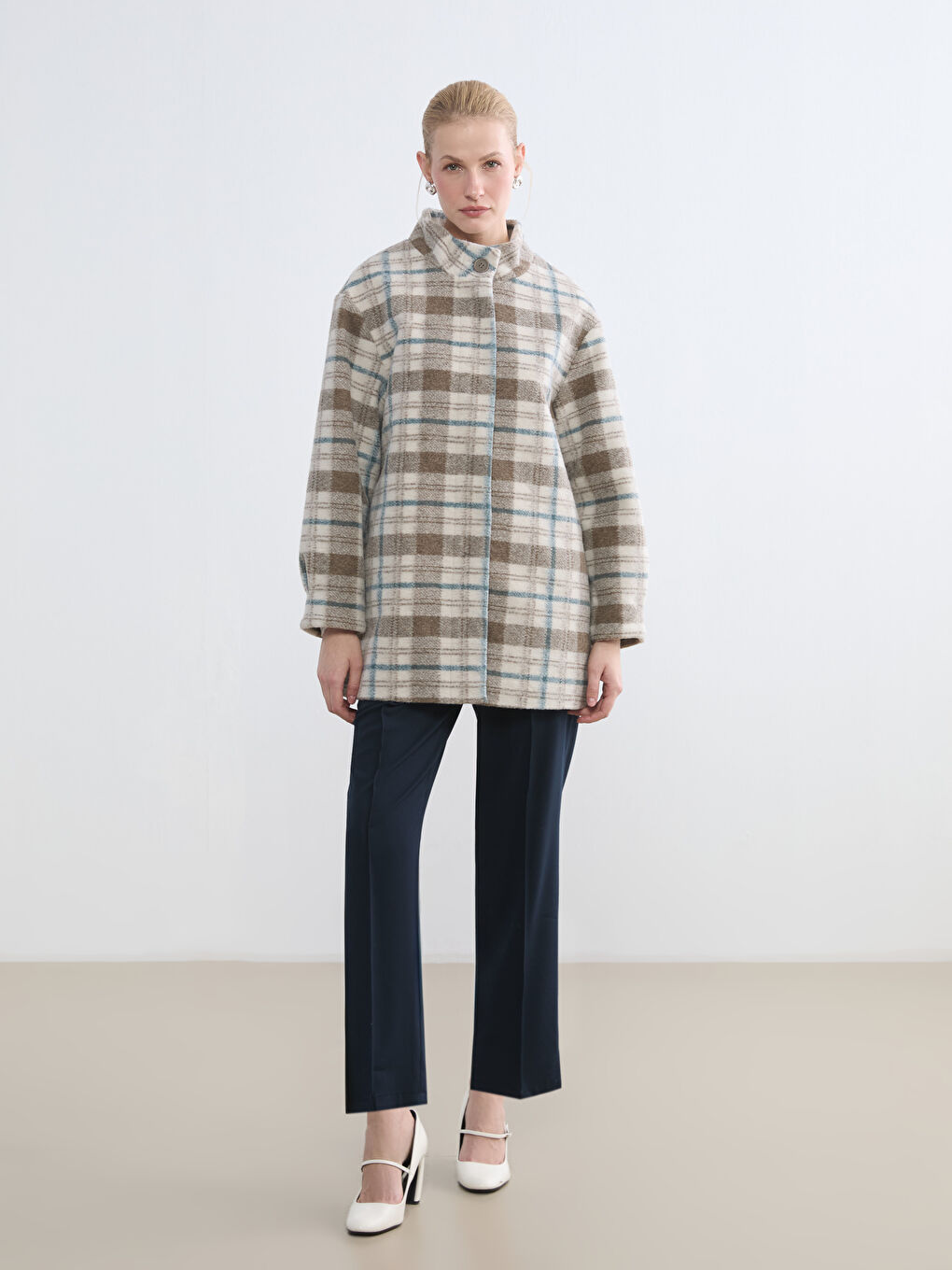 Ženski vuneni kaput sa visokim okovratnikom i kariranim uzorkom-2