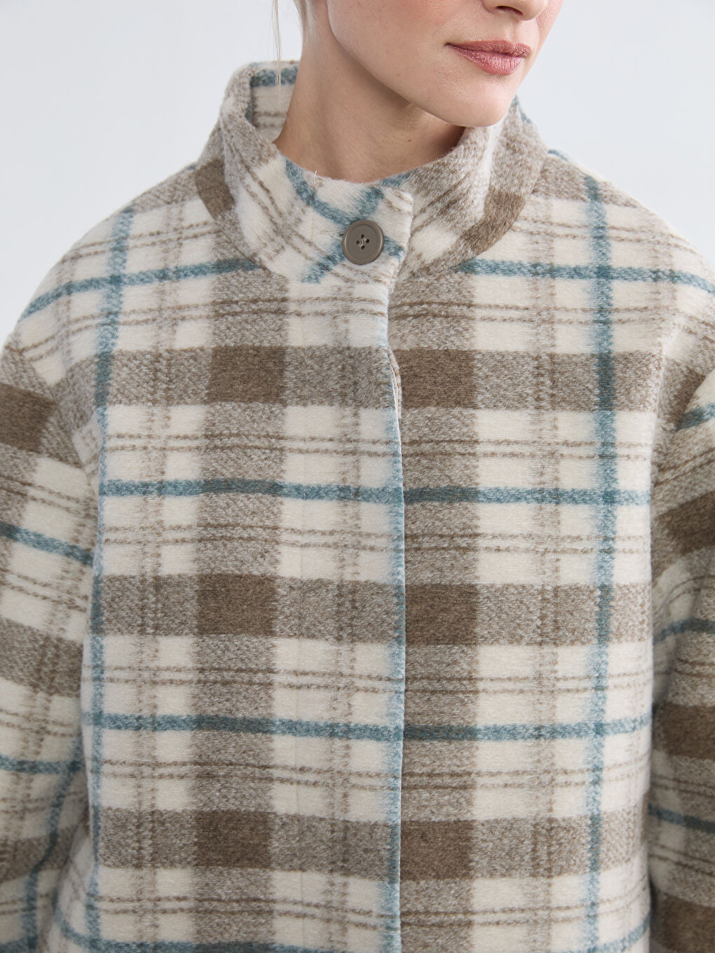 Ženski vuneni kaput sa visokim okovratnikom i kariranim uzorkom-4