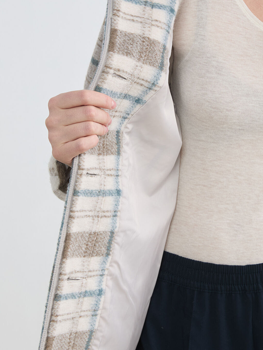 Ženski vuneni kaput sa visokim okovratnikom i kariranim uzorkom-6