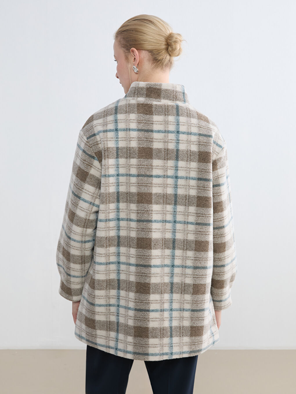 Ženski vuneni kaput sa visokim okovratnikom i kariranim uzorkom-8