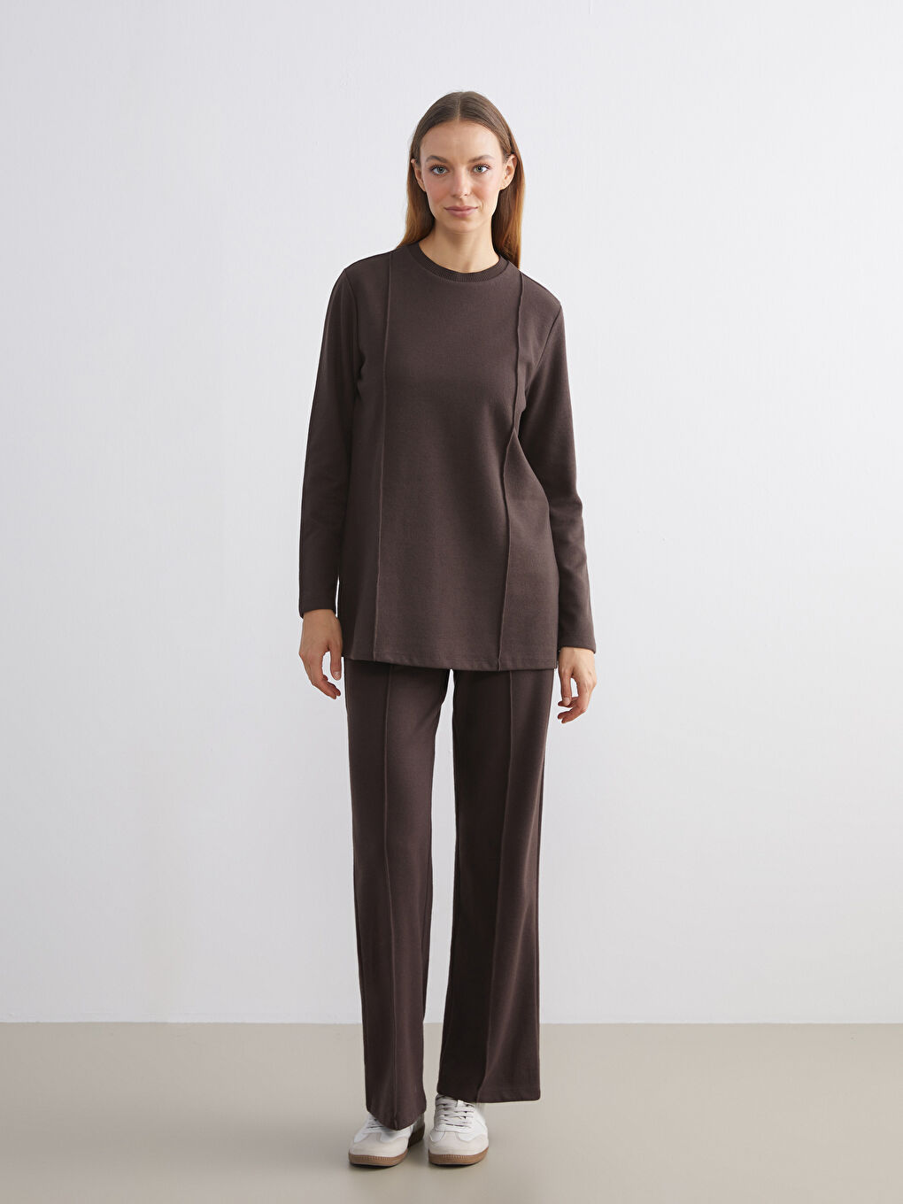 Pantalone sa elastičnim strukom i širokim nogavicama za žene